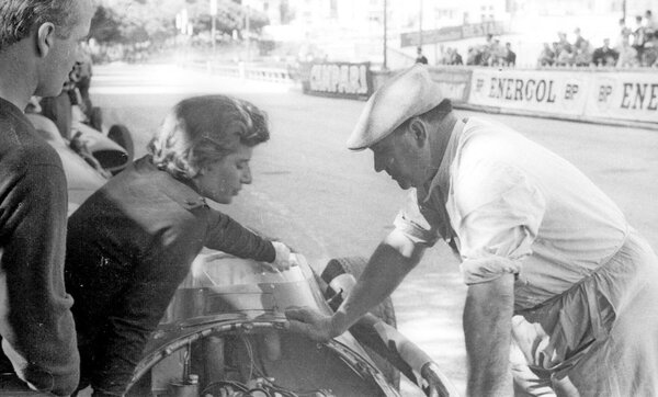 Monaco-1958-Maria-Teresa-with-her-mentor-Guerino-Bertocci-of-Maserati-1024x618 (1).jpg