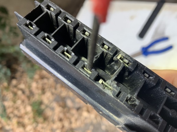 226FD622-83F8-4DE8-9FBD-5AD77FEC7B0A.jpeg (271.66 Kio) Consulté 6792 fois Donc il faut placer le petit tournevis dans l encoche derrière