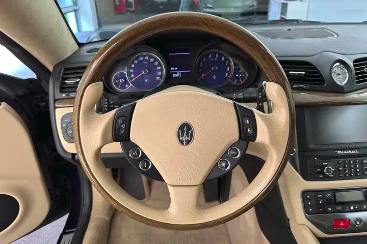 volant maserati.jpg