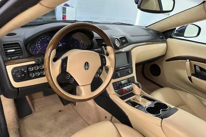 interieur maserati.jpg