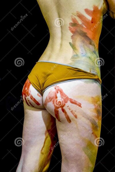 fille-avec-des-traces-paumes-sur-les-fesses-peinture-le-cul-dessin-corps-belle-peint-106744752.jpg