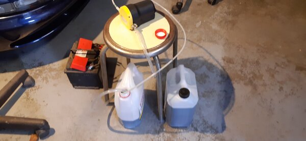 La pompe 12V à 20€ et le vieux liquide