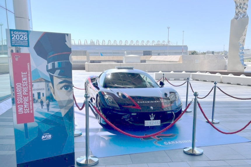maserati-dei-carabinieri-in-mostra-al-terminal-1-dell-aeroporto-di-fiumicino-03.jpg