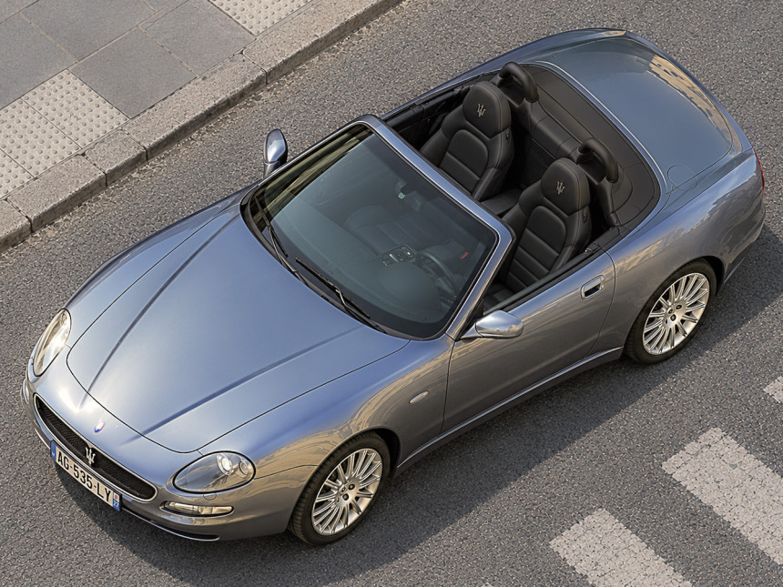 Maserati bleu au bord du trottoir.jpg